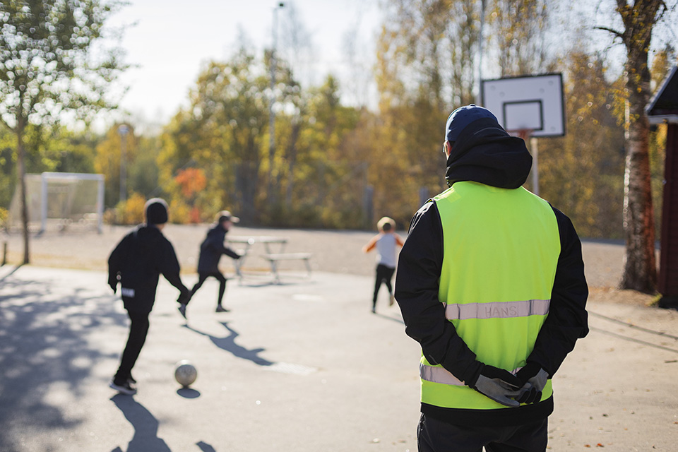 Barn som spelar fotboll på en skolgård.