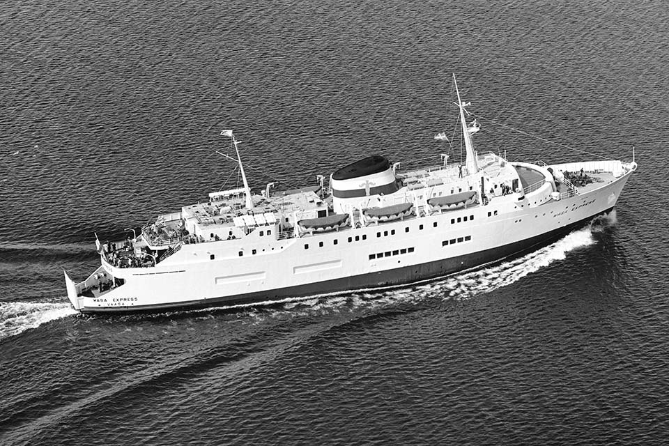 M/S Wasa Express på väg ut från färjeläget i Holmsund i juli 1965.