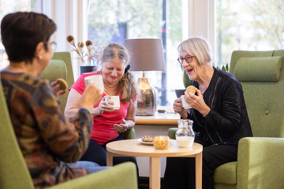 Tre kvinnor som sitter och pratar