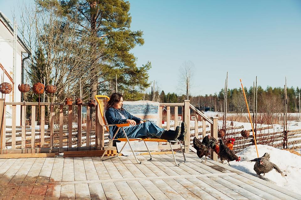Picture of Mona Prestele together with her hens