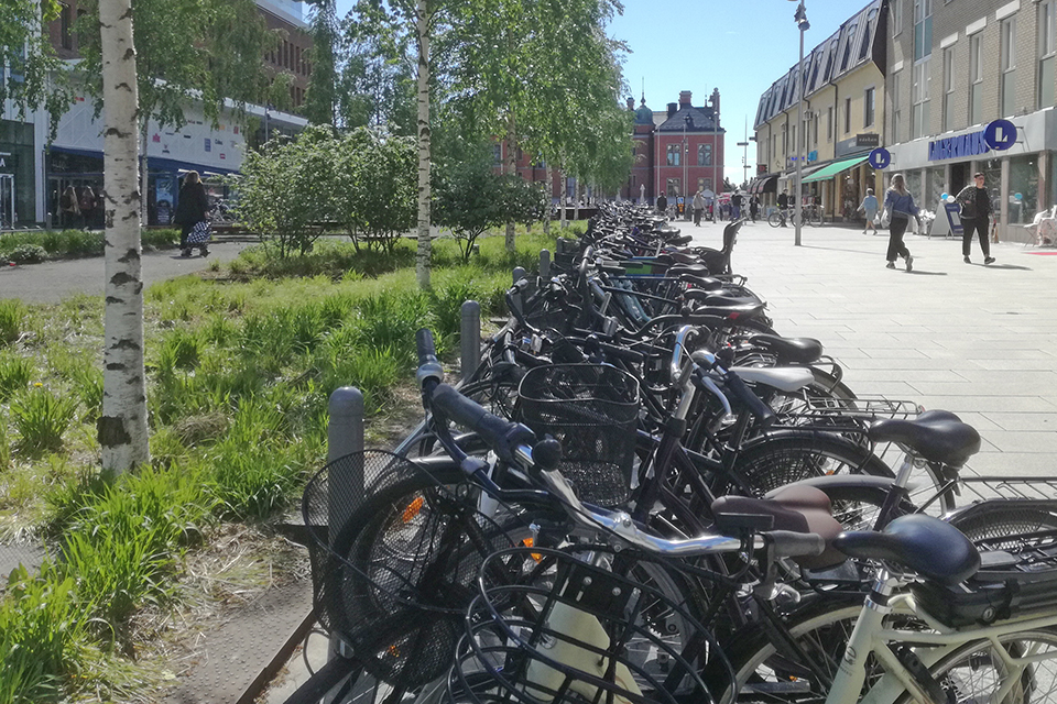 många parkerade cyklar, gågata