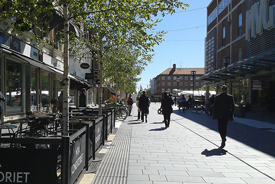 Uteservering, människor som går på gatan