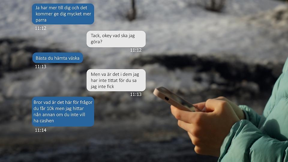 Barn med mobiltelefon. Chattkonversation som tyder på kontakt med kriminalitet i grafik.
