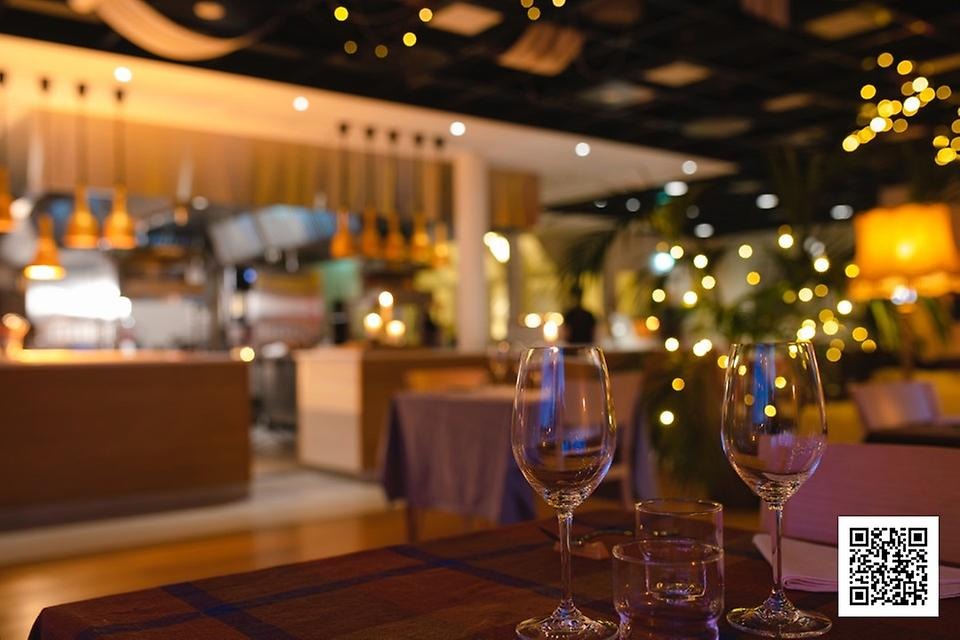 Två vinglas i trevlig restaurangmiljö