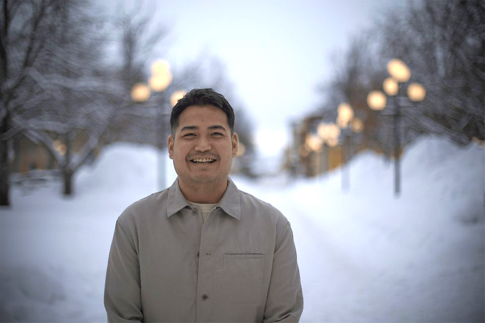 Karl utanför stadshuset i Umeå