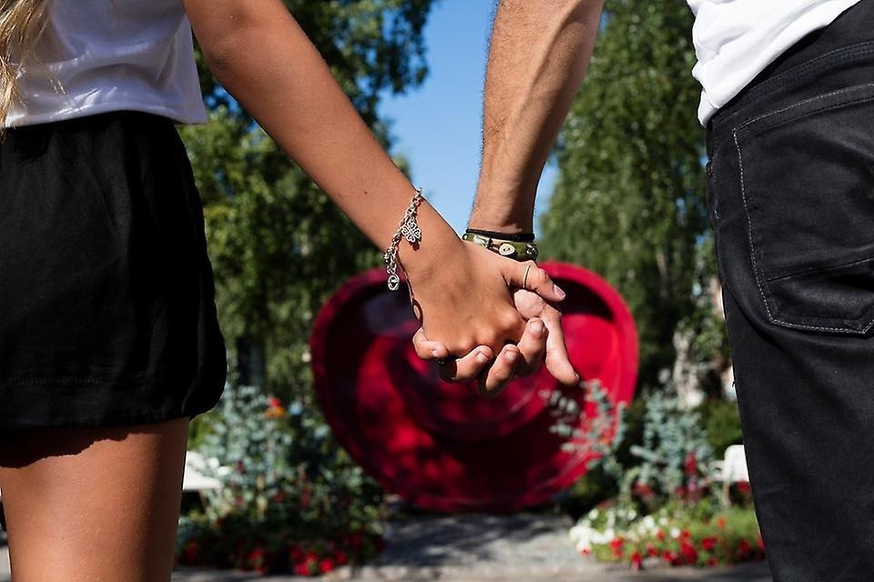 Två personer som håller varandra i hand