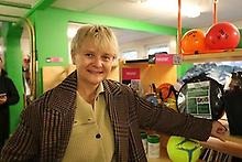 Kvinna ler mot kameran.