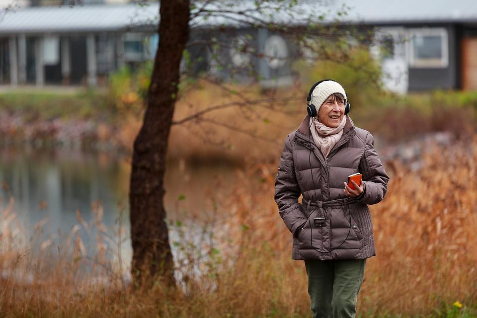 Kvinna som tar en promenad i höstlig miljö
