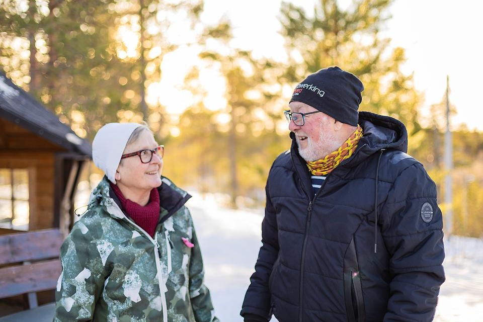 Man och kvinna i vintermiljö