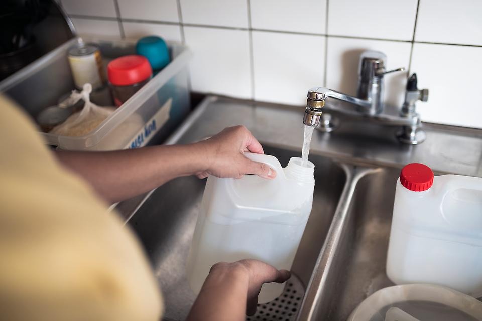 Vattendunkar fylls i diskho