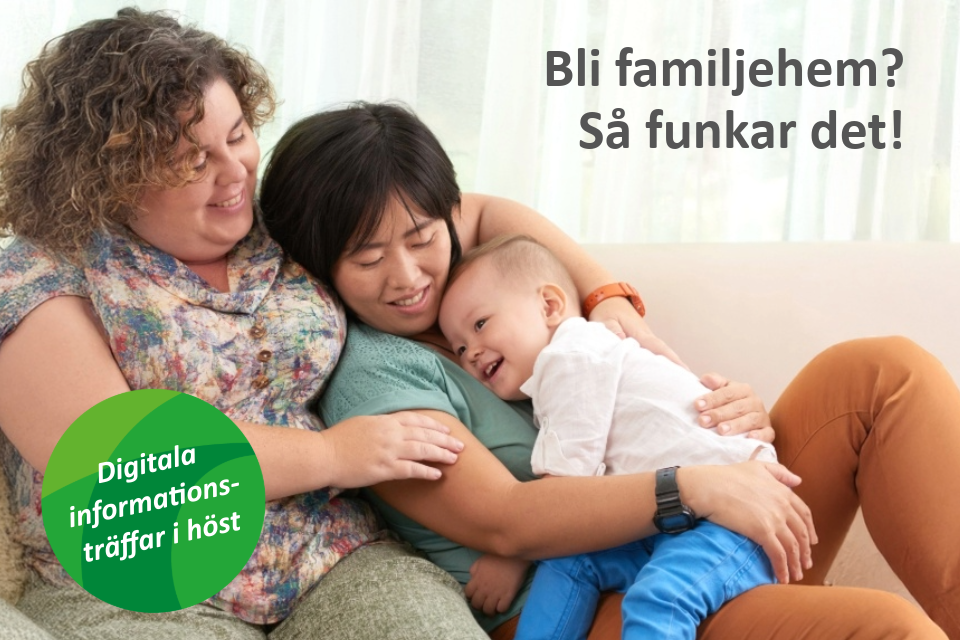 Två kvinnor i en soffa som håller om varandra och ett litet barn.
