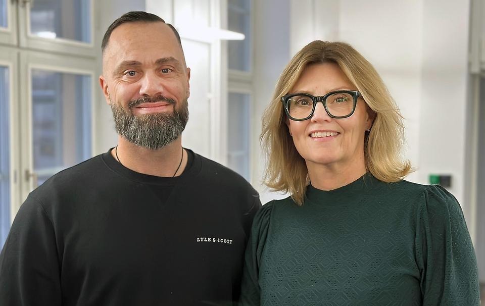 En man med helskägg och en kvinna med ljust hår och glasögon.