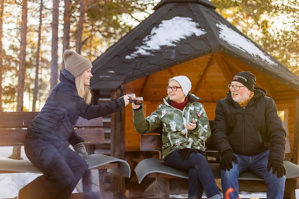 Vänner på utflykt som dricker kaffe