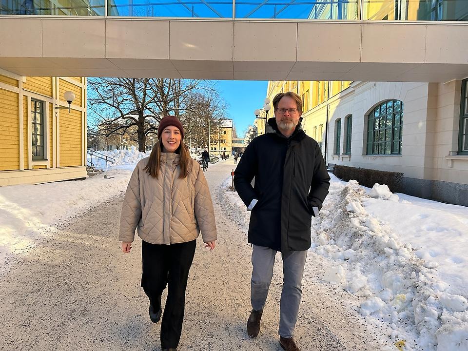 Två personer är ute och promenerar utanför Stadshuset