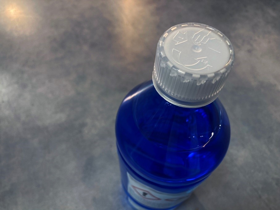 Bild på flaska med en barnskyddande förslutning.