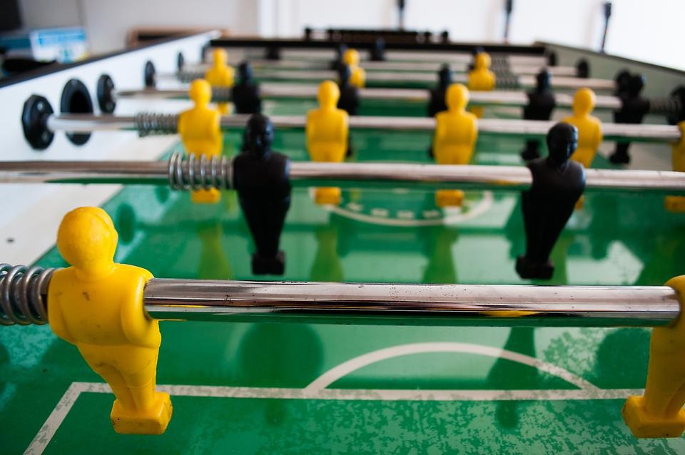 Spel för två med gula och svarta gubbar