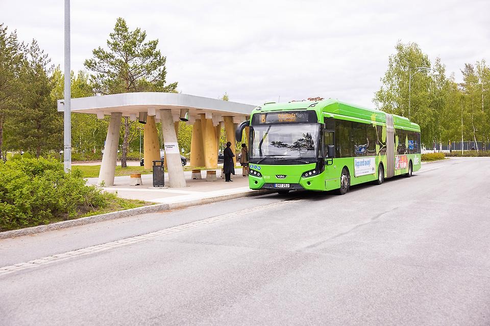 Bus at the bus stop at Umeå University and Norrland University Hospital.