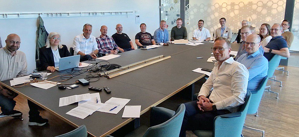 Grupp med män runt ett konferensbord