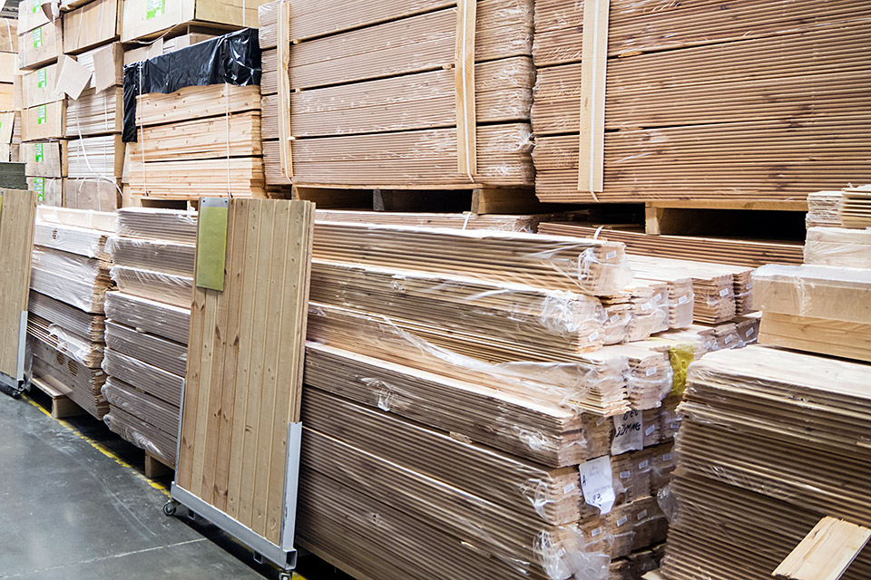 Byggmaterial i en industrilokal