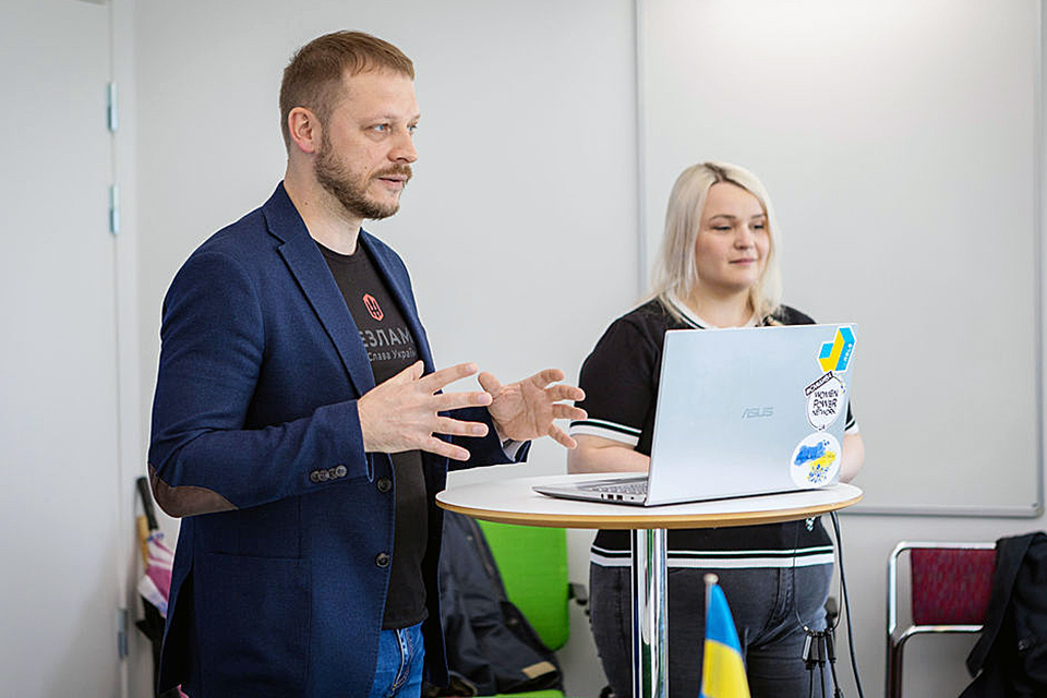 Man håller en presentation.