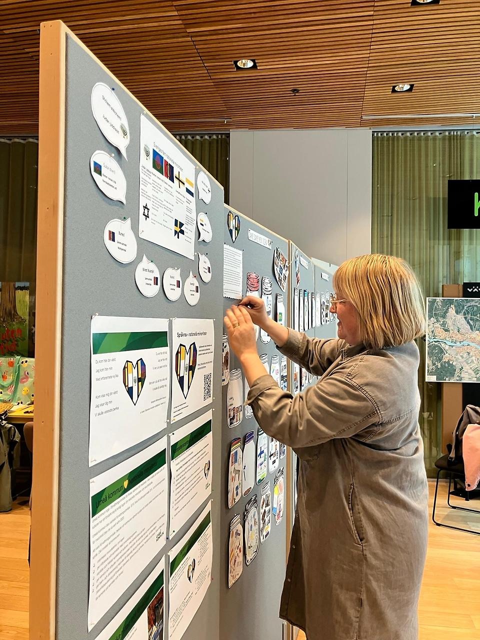 Anneli Alajääskö förbereder utställningen i kommunhörnan på Väven.