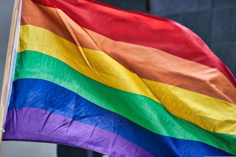 Närbild på prideflagga med alla dess färger