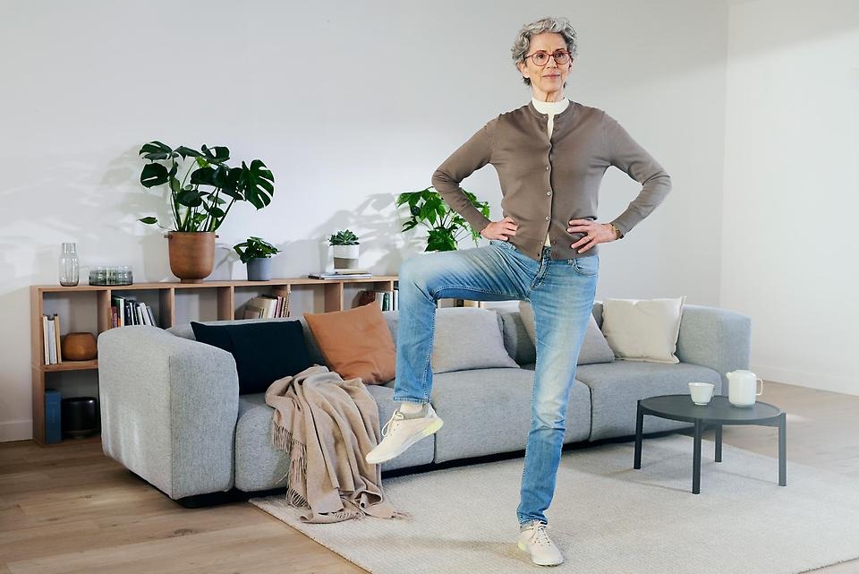 Kvinna som står och balanserar på ett ben