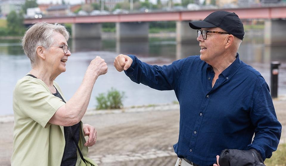 Två vänner gör en highfive med knuten hand