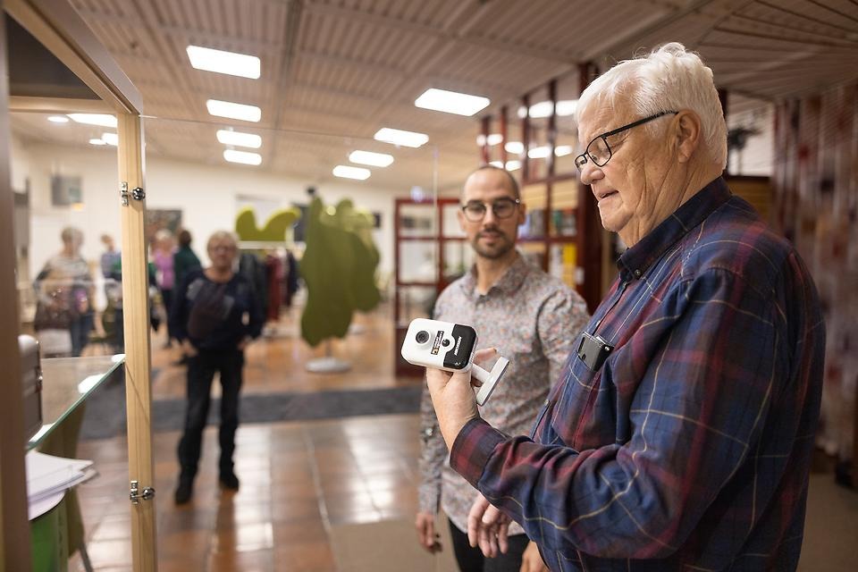 Man som beskådar teknisk apperatur