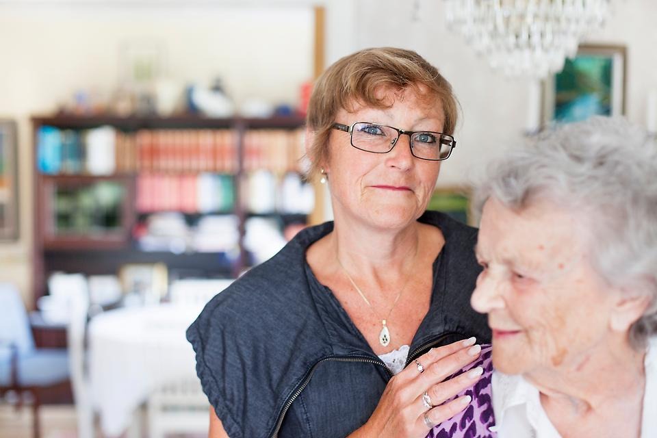 Två generationer av kvinnor står bredvid varandra