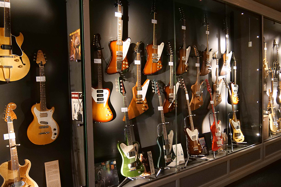 En liten del av gitarrsamlingen på Guitars the Museum.