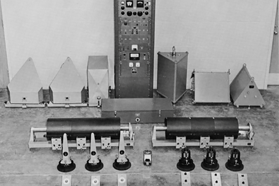 Exempel på seismografisk mätutrustning som installerades i stationerna. Även i Umeå installerades registreringsapparater och galvanometrar, placerade på marmorskivor. I tornet hölls en jämn temperatur och luftfuktighet för att instrumenten skulle fungera optimalt. Seismografen fanns först i tornet men flyttades senare till ett betongvalv ett hundratal meter från tornet. Källa: Peterson and Hutt 2014; Nordlund 2019. 