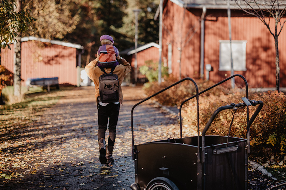 Dad drops off his child at a Umeå preschool.