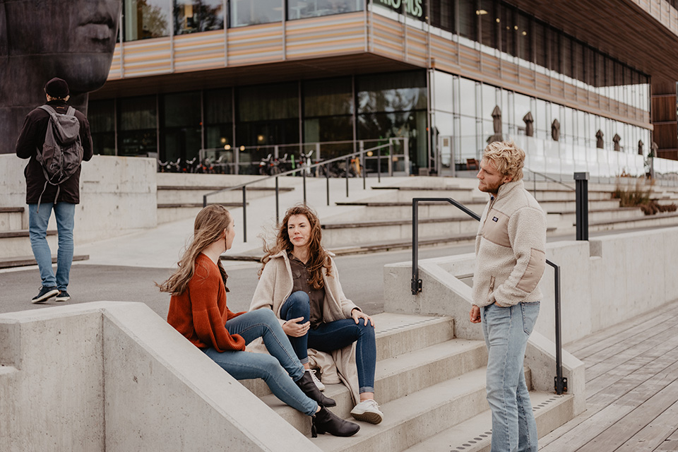 Image of students on Umeå arts campus.