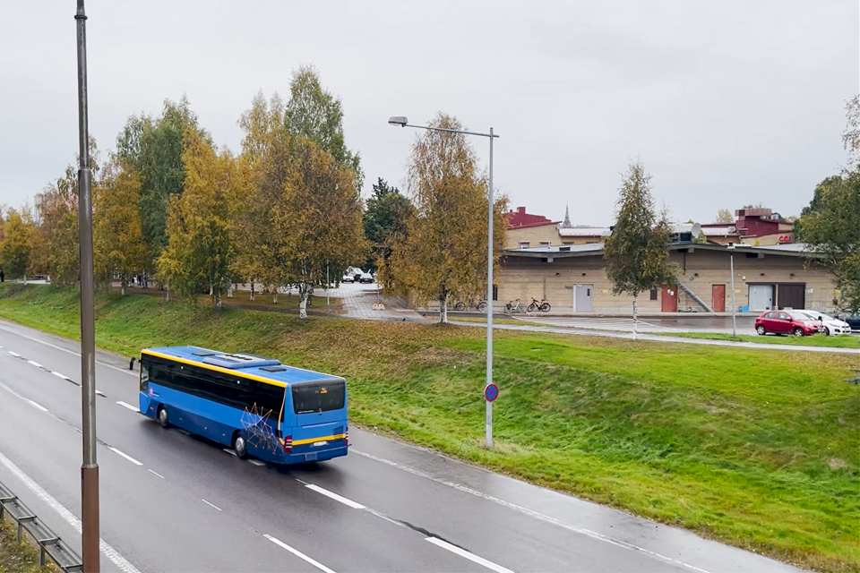Tegs centrum och motorvägen med en buss som passerar. 