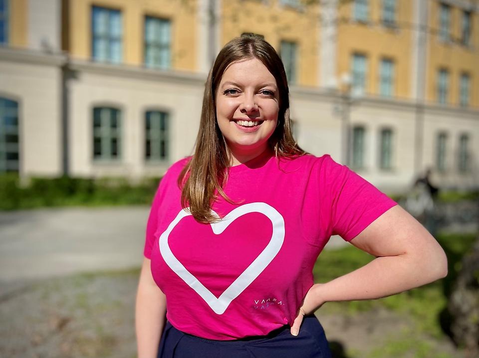 Kvinna ler mot kamera.