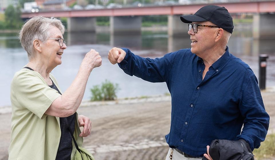 Två vänner som gör en highfive med knuten hand.