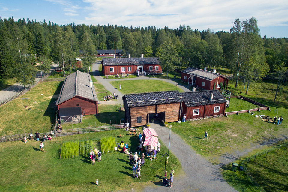 Delar av Gammlia-området och Bondgården där flera äldre byggnader finns.