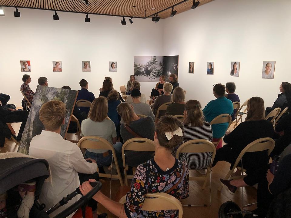 Konstsamtal under Alexandra A. Ellis utställning 2019 i Umeå konsthall.