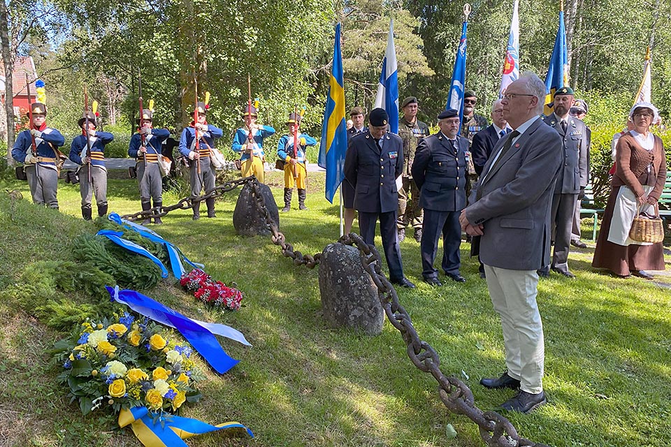 Samling med människor vid Dunckers monument, till minne av slaget vid Hörnefors