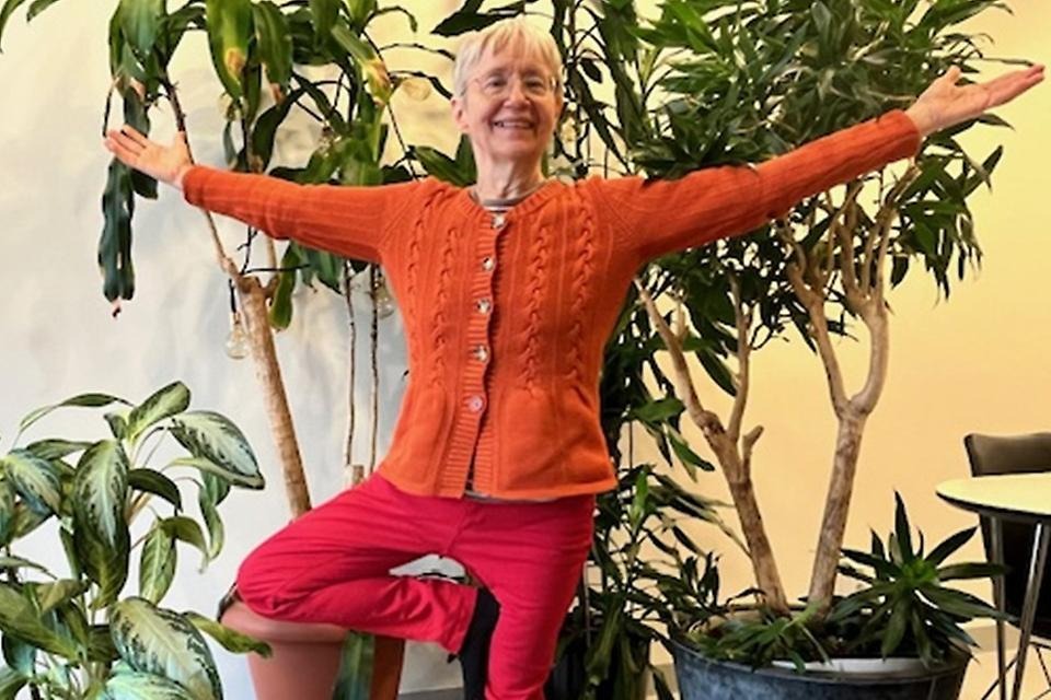 Yogainstruktören Tuula visar en yogaövning i stående