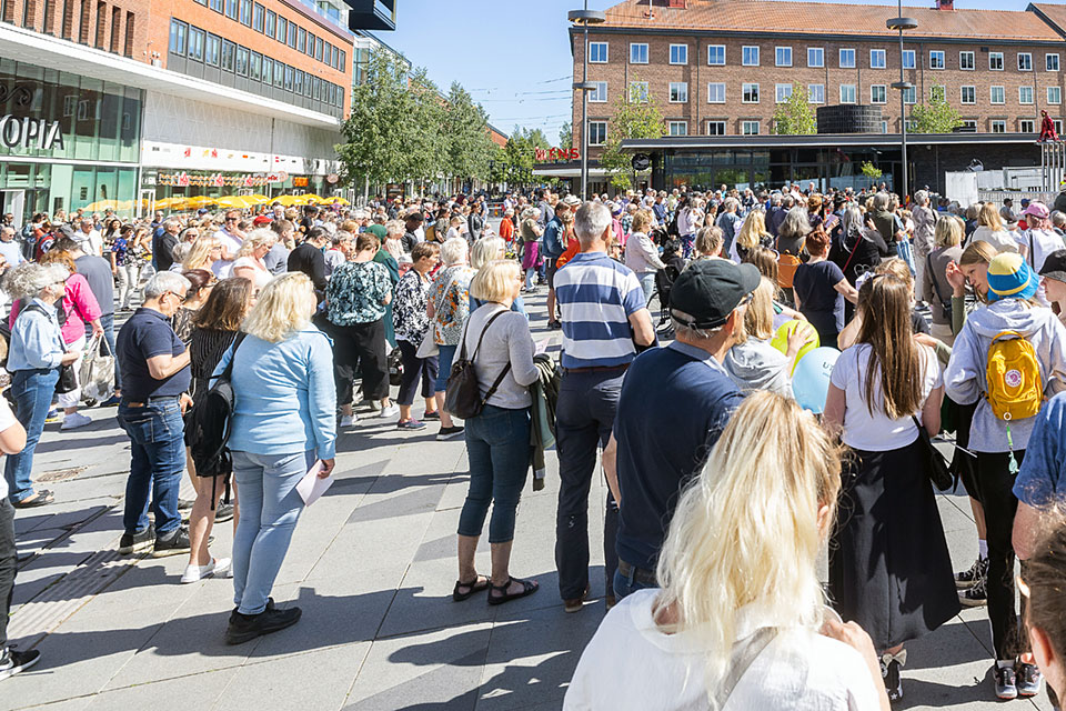 Folk på Rådhustorget