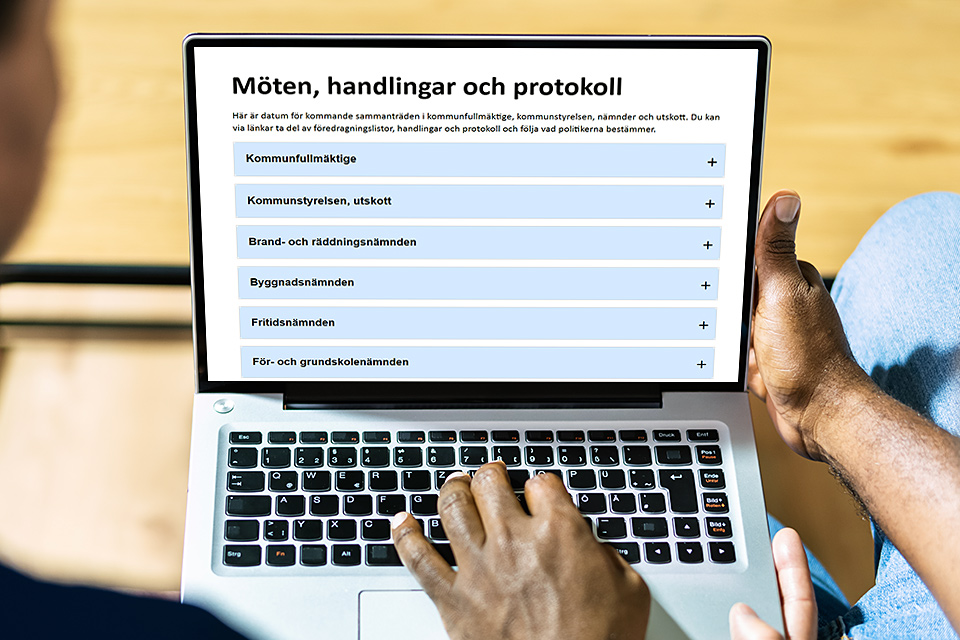 Laptop med sida "Möten, handlingar och protokoll" laddas.