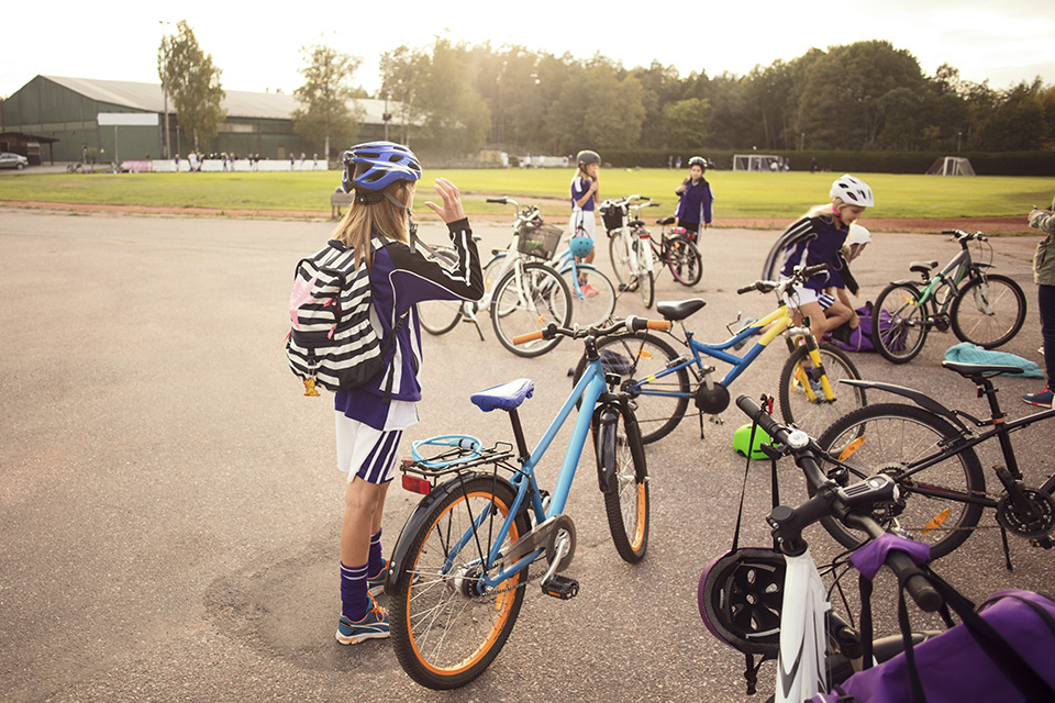 Bilden visar unga tjejer som cyklat till fotbollsträning.