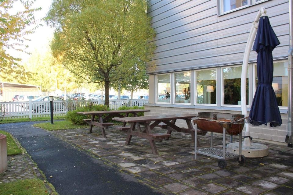 Uteplats med sittplatser och grill