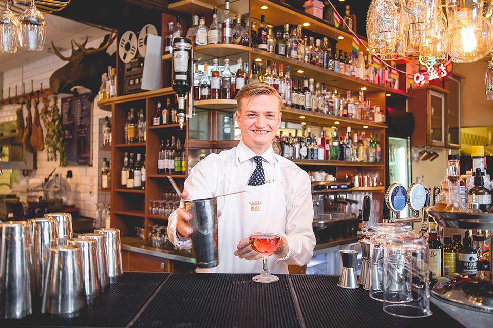 Ung man jobbar i bar