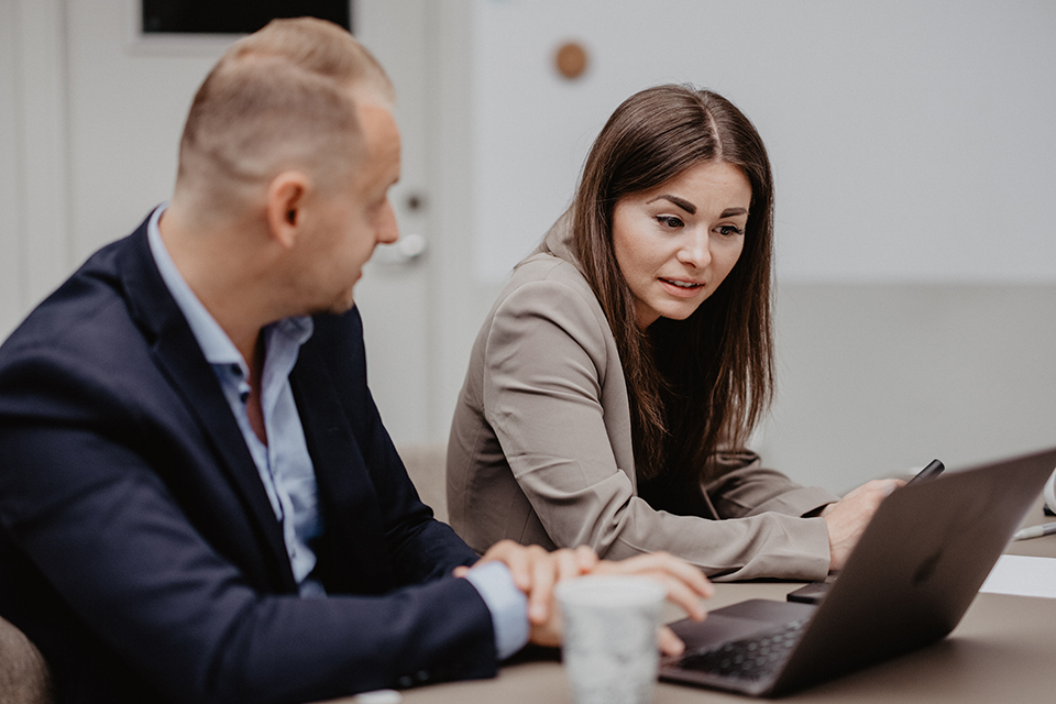 Kollegor diskuterar i kontorsmiljö.