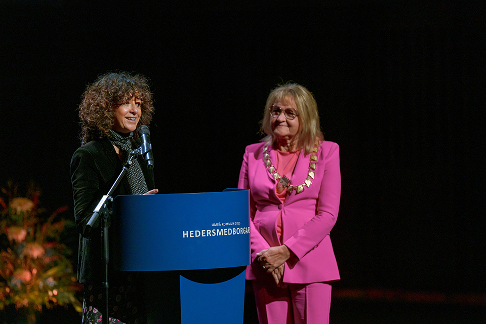 Bild på nobelprisvinnaren Emanuelle Charpentier som blir hedersmedborgare i Umeå.