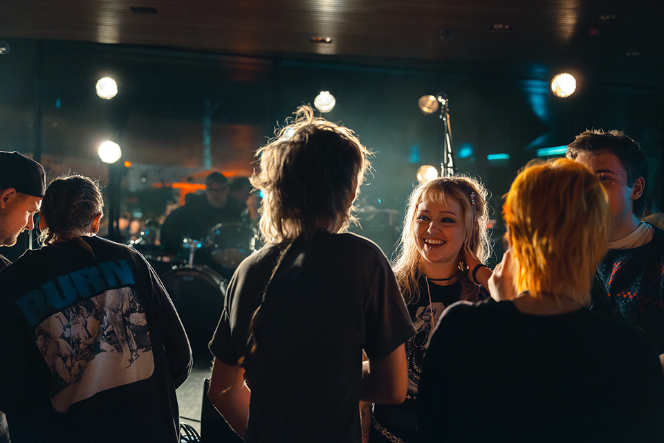 Unga människor samtalar under en festival i Väven