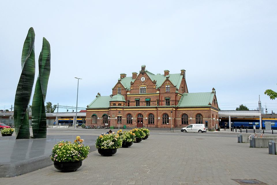 konstverk, blomurnor, järnvägsstation, torg, tåg, bil